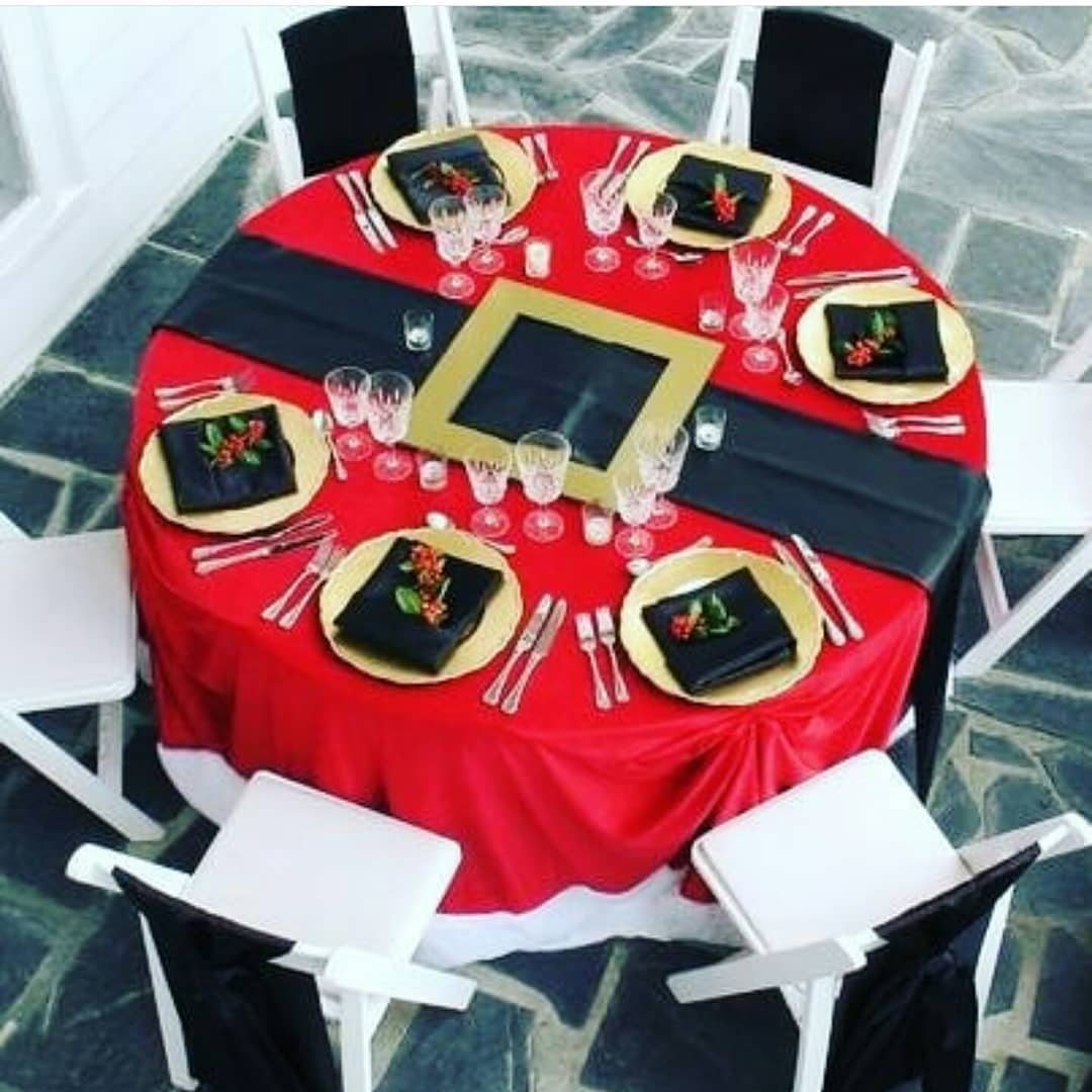 We are loving this Christmas party set up! . . . . : parties ...