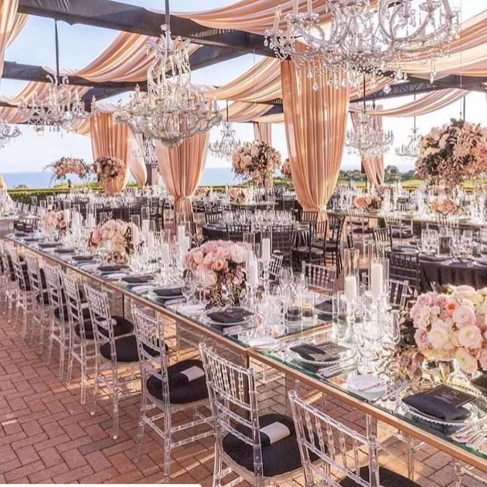 125073281 805576810239607 6916137627574733428 n - Are you not blown away?From the beauty of clear chiavari chairs combined with black seat pads to the...
