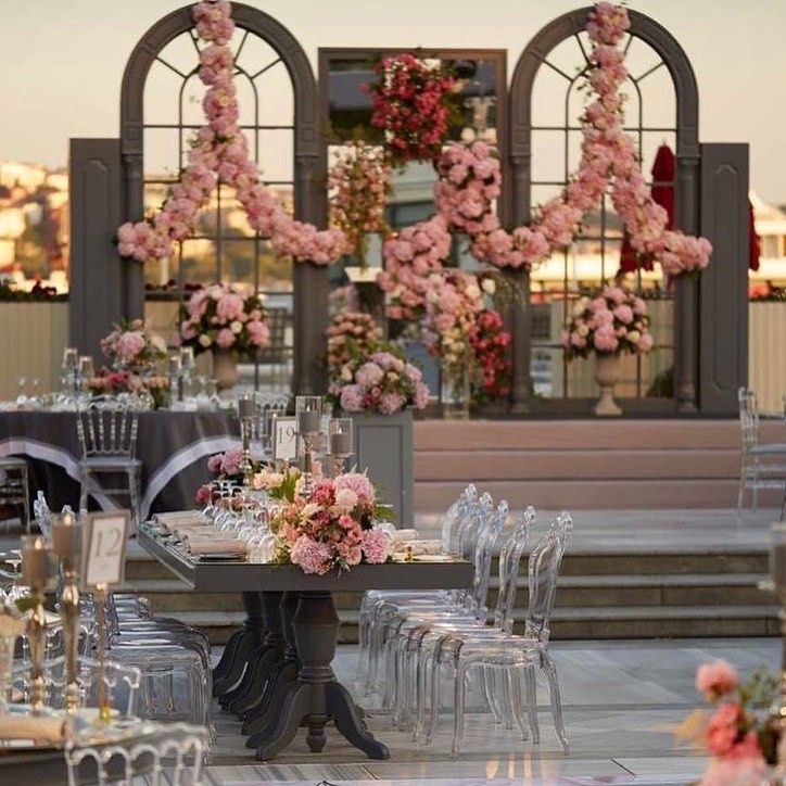 135336034 2826886660912624 4035518913849560297 n - Heres a beautiful representation of how beautiful our clear chiavari chairs can be setup 

Slide in ...