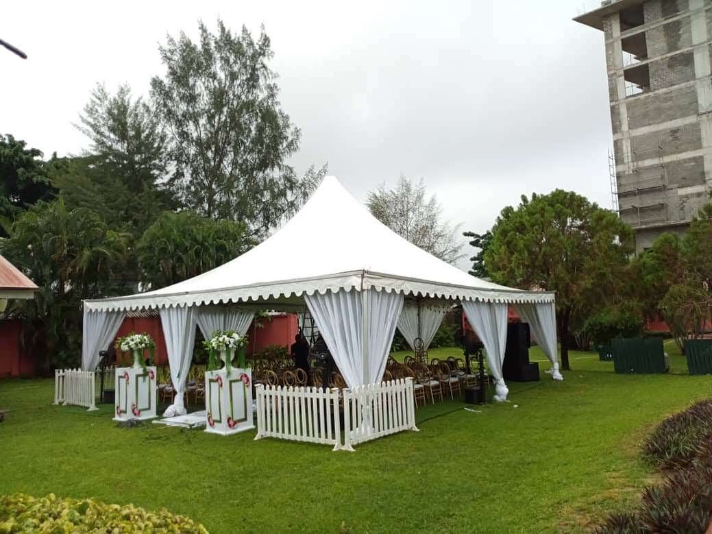 Our 33ft by 33ft Pagoda tent can sit 80 to 100 guests comfortably.

This is where style and comfort …