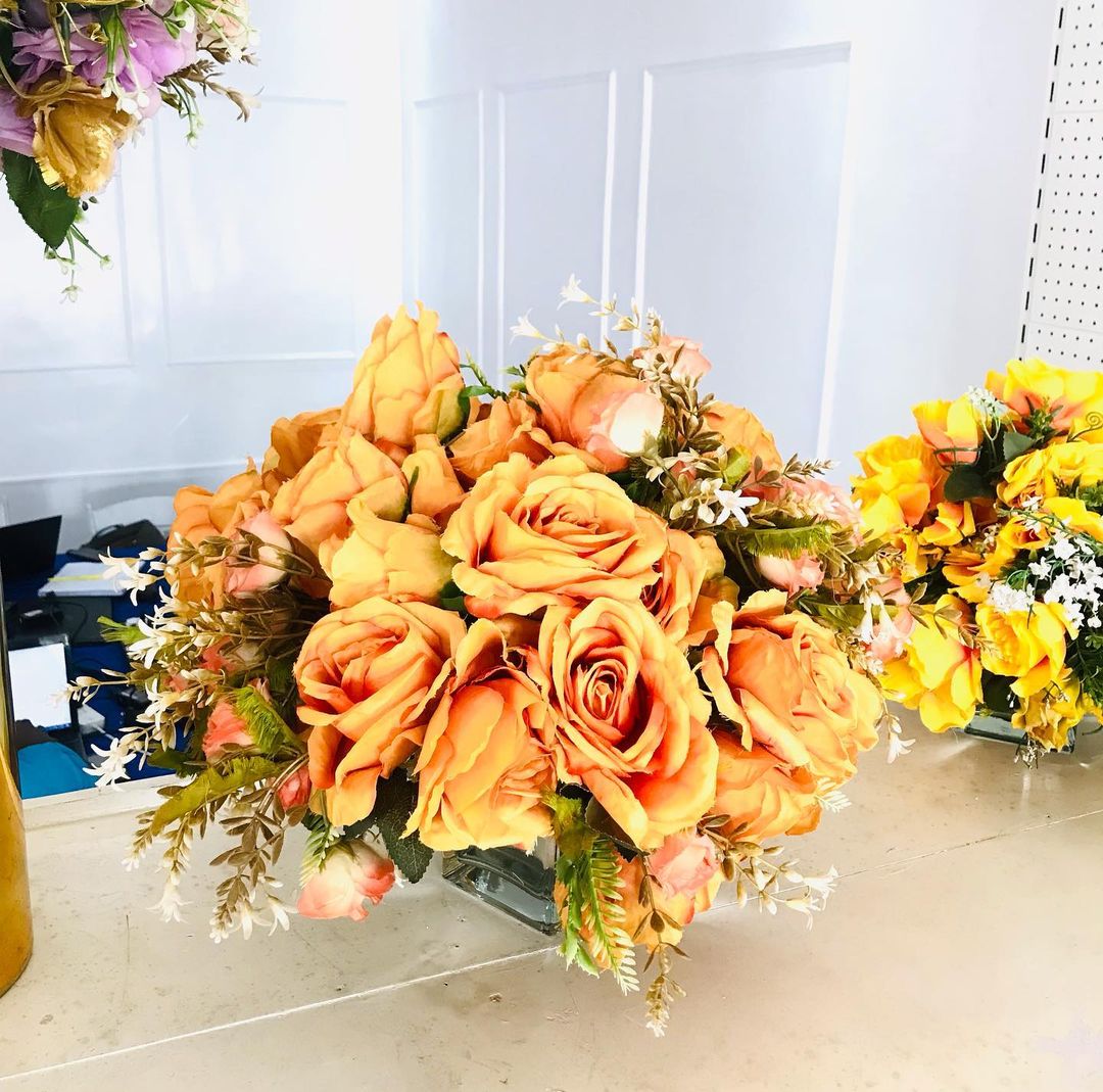 272823178 263469645926473 944524723048446137 n - We hope your weekend is as beautiful as the bouquet 

Beautiful centerpieces like this can be arrang...